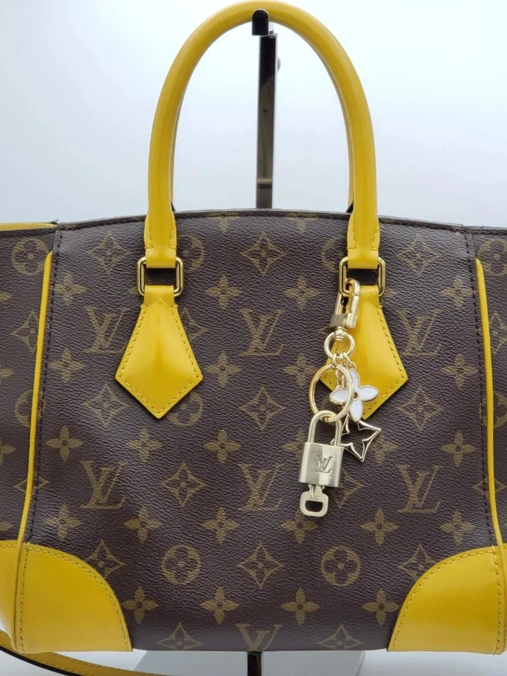 Authentic Louis Vuitton Gold Padlock 🔑 Keychain Bag Flower Charm LV - Picture 2 of 13